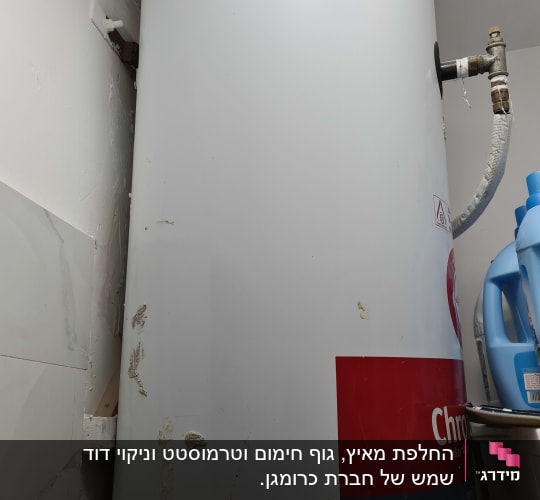 דוד שמש עם צינור מחובר בחדר קטן